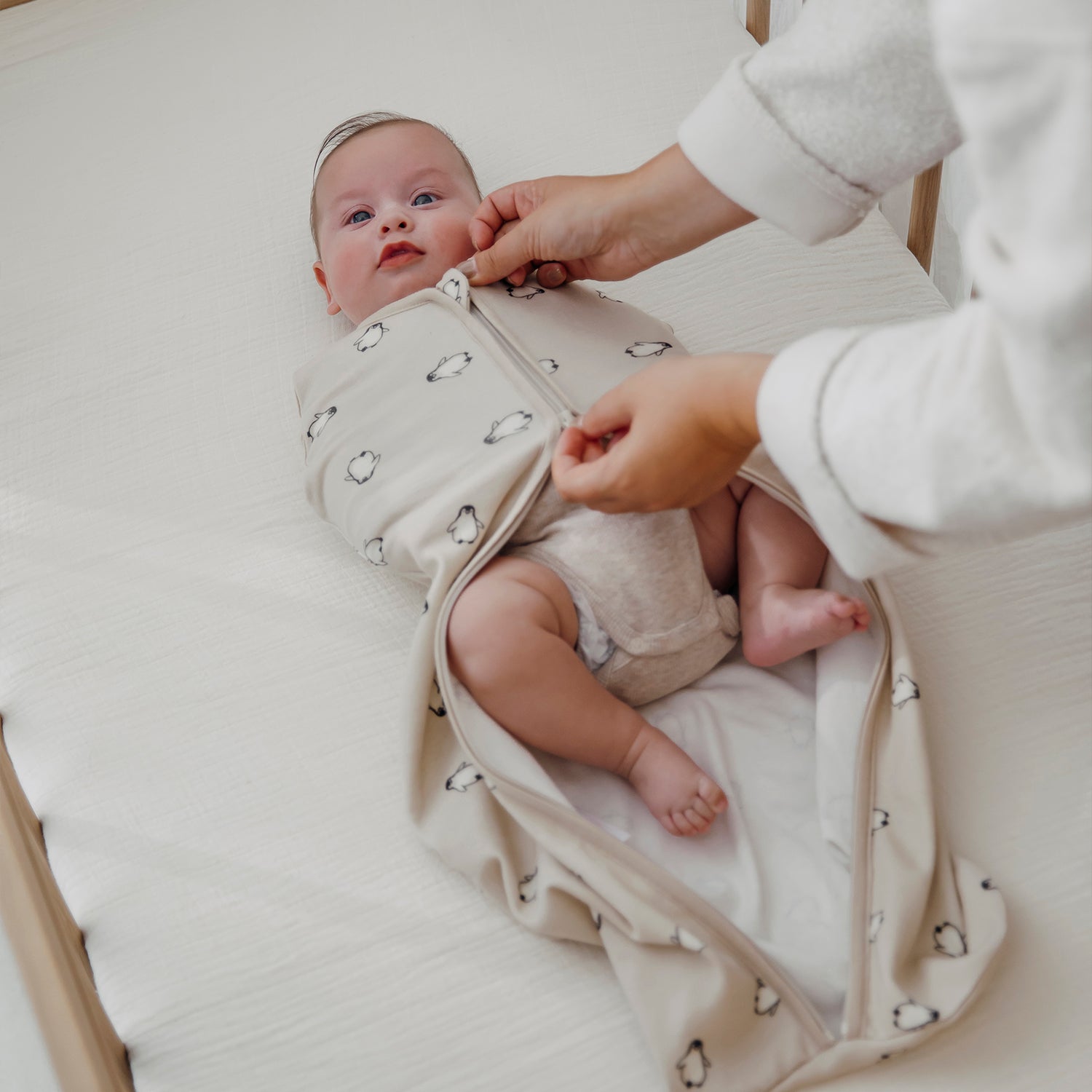 COCOON SWADDLE BAG PENGUIN - SAND 