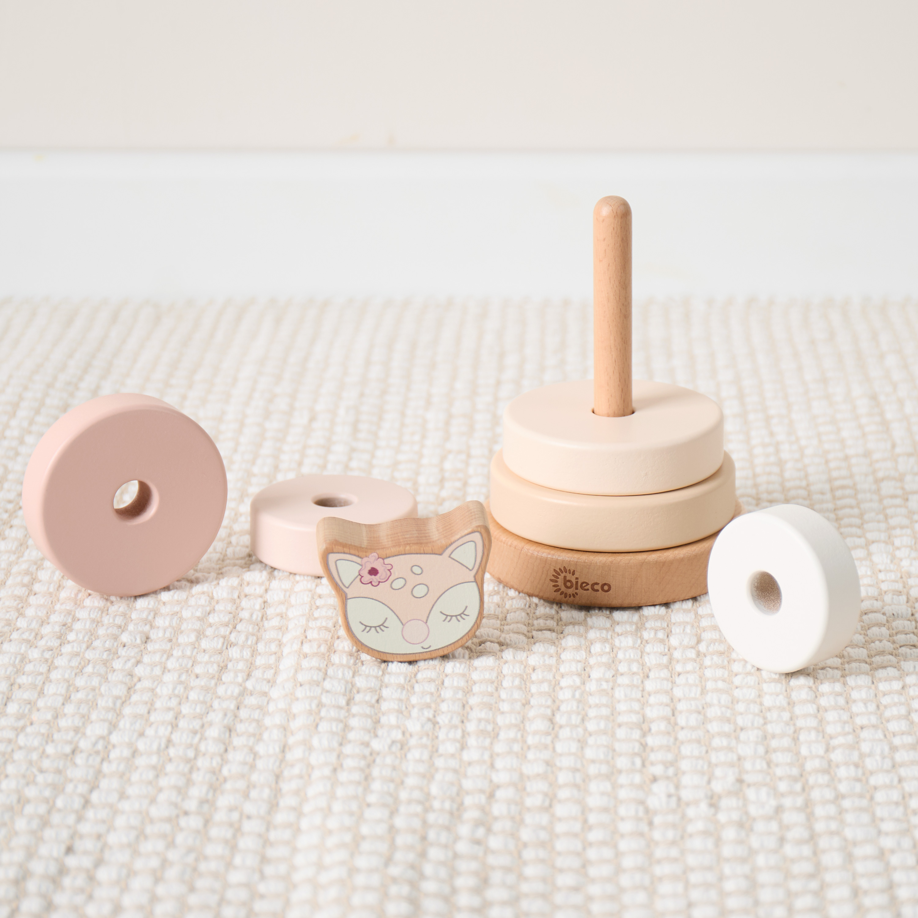 Bieco puidust ladumistorn – Hirv Ella