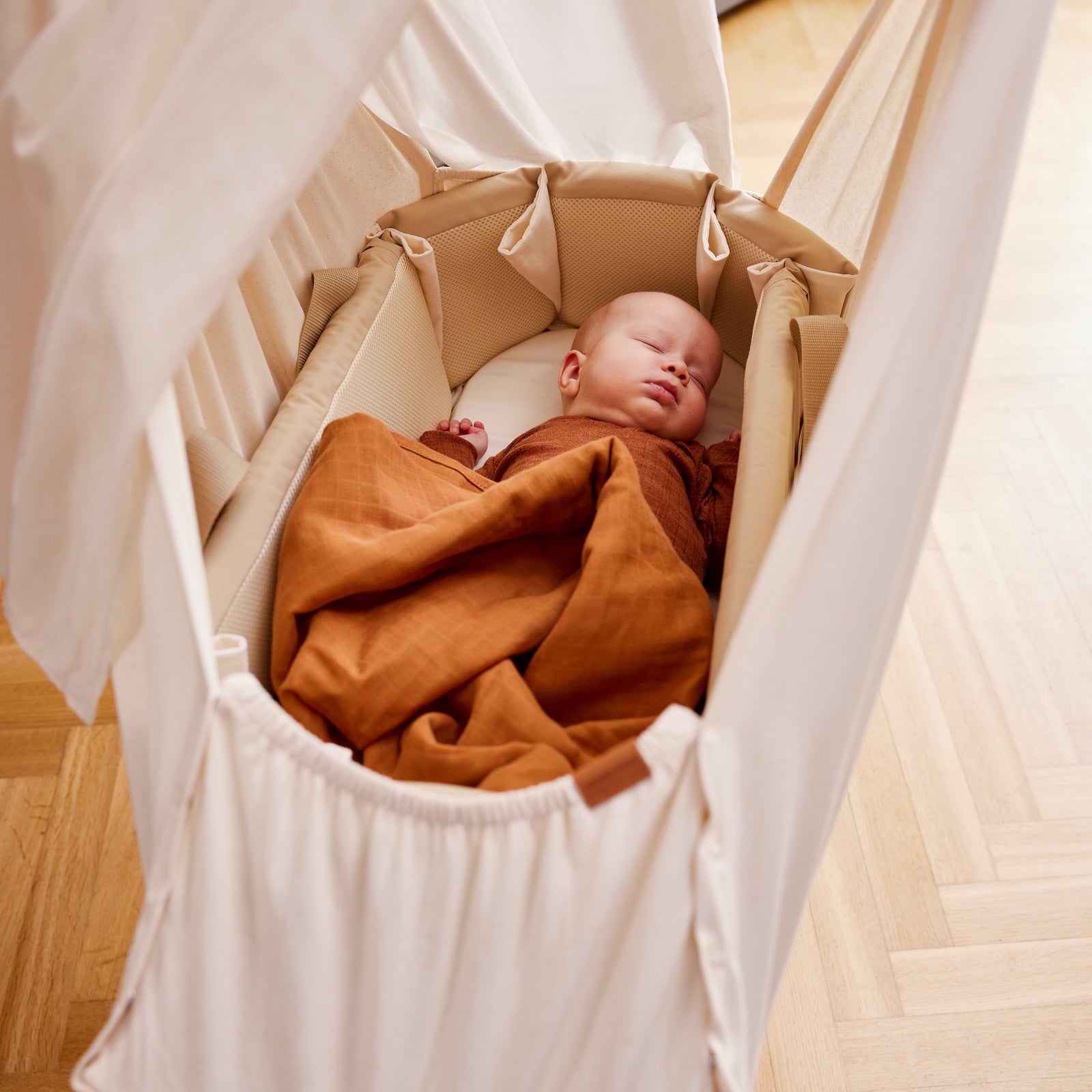 Membantu kaasaskantav beebipesa/kookon