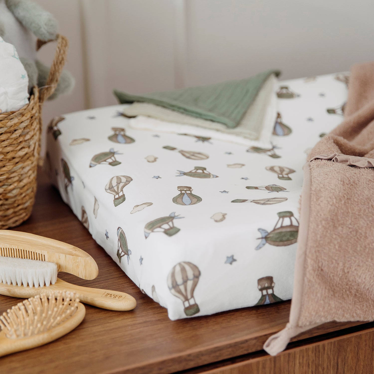 Bambusest juukseharjade ja kammi komplekt