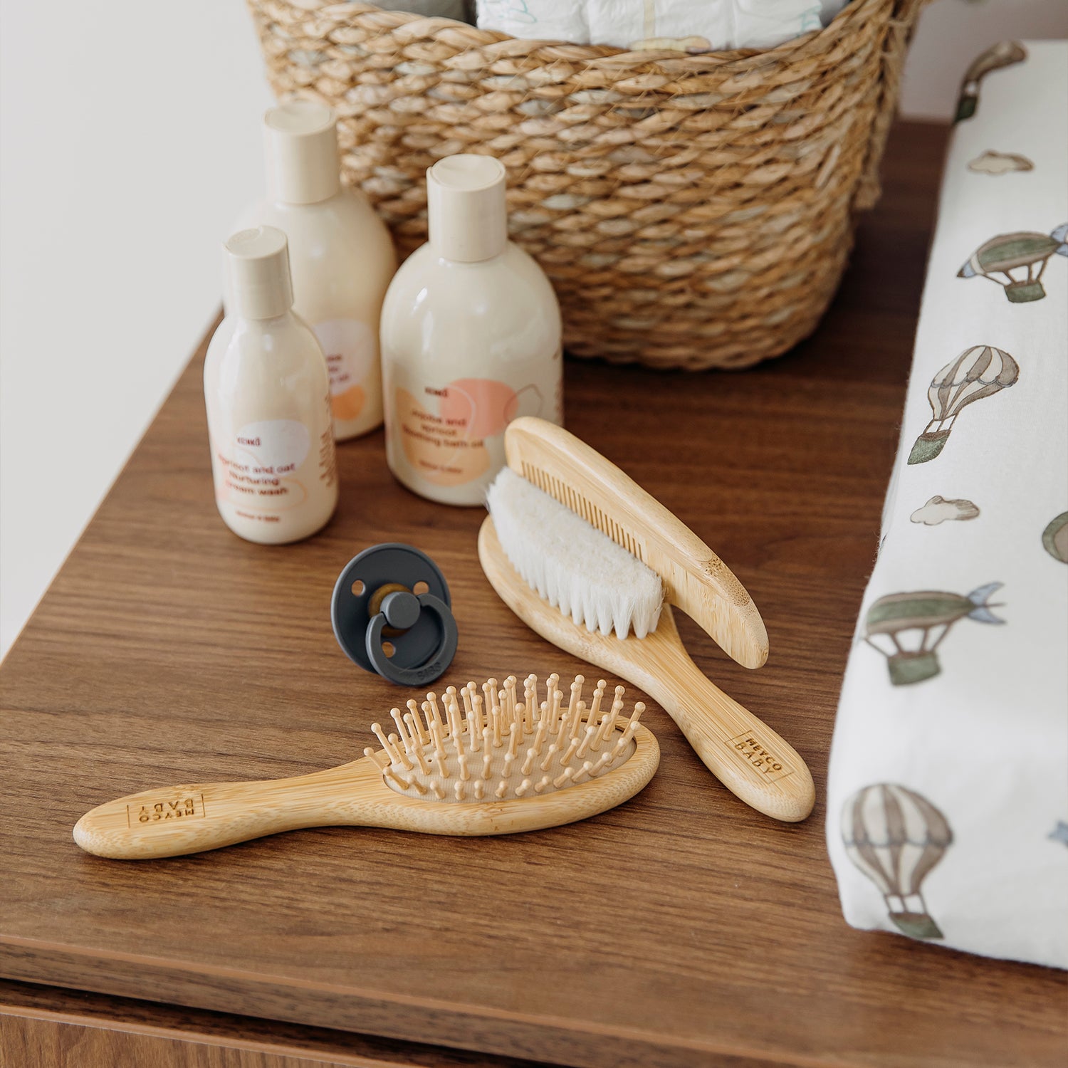 Bambusest juukseharjade ja kammi komplekt