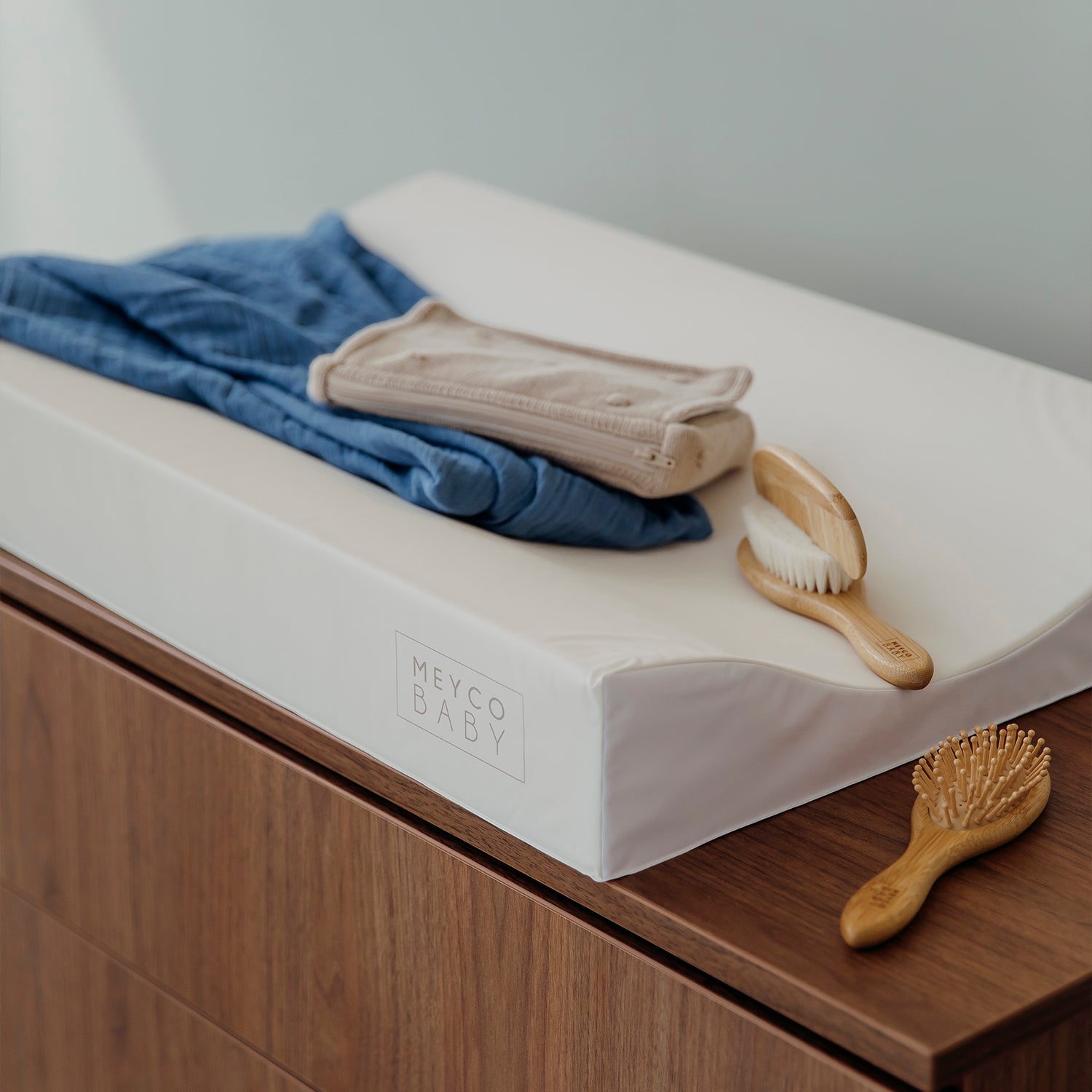 Bambusest juukseharjade ja kammi komplekt