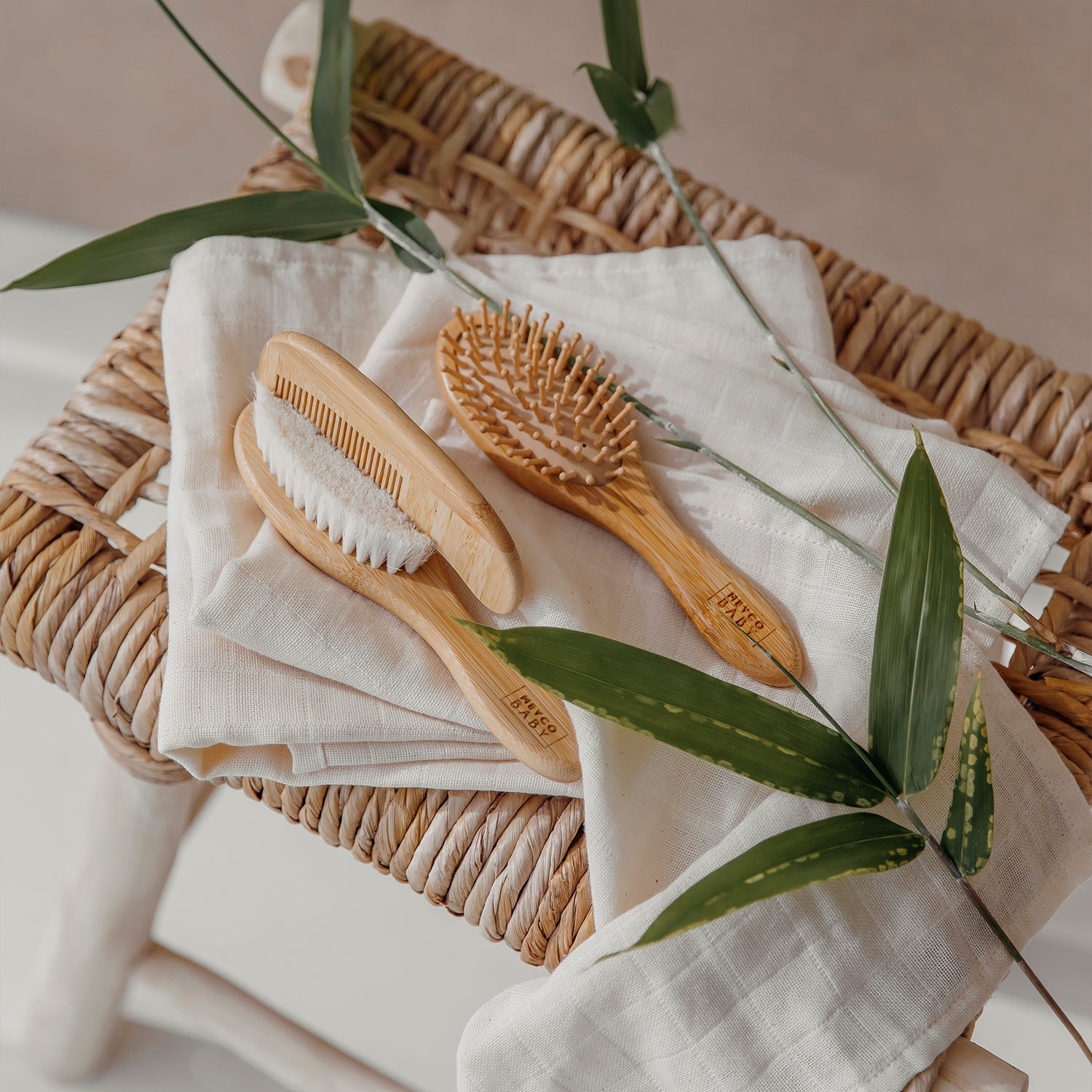 Bambusest juukseharjade ja kammi komplekt