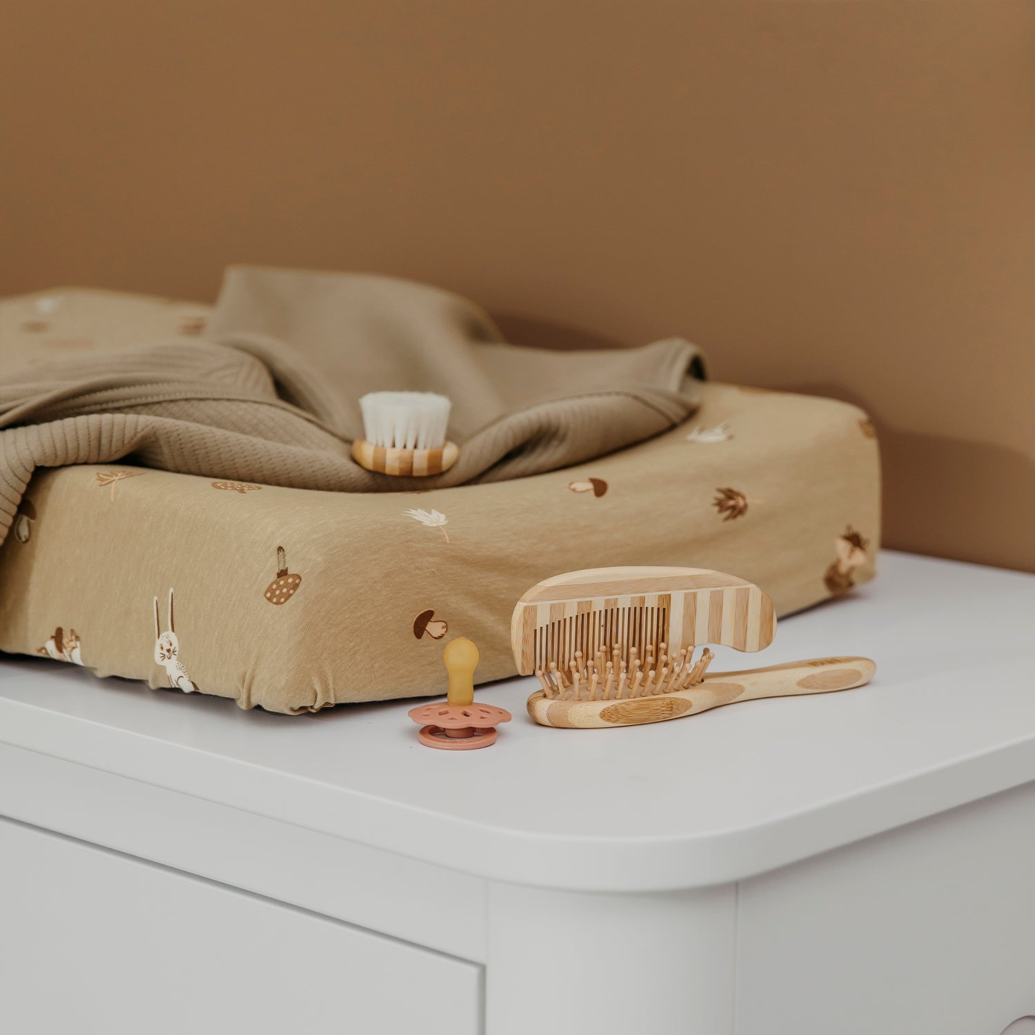 Bambusest juukseharjade ja kammi komplekt