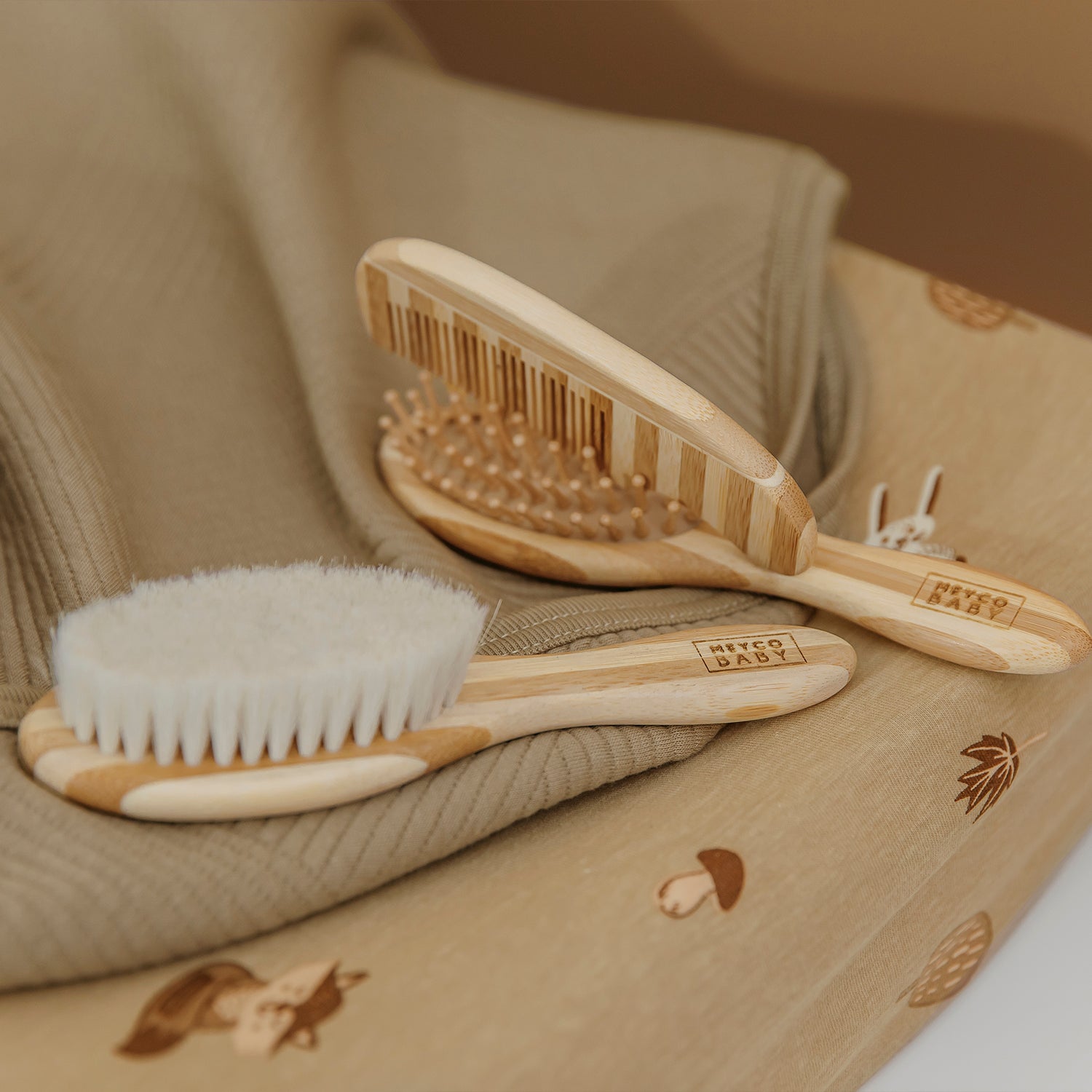 Bambusest juukseharjade ja kammi komplekt