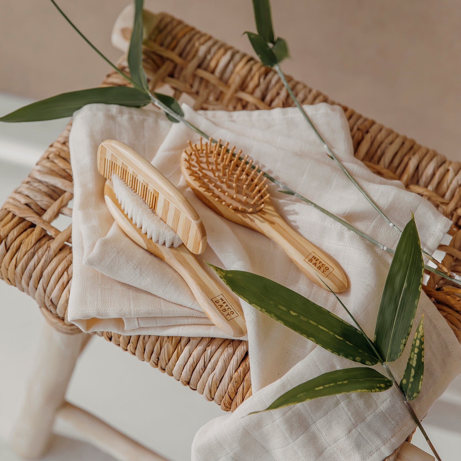 Bambusest juukseharjade ja kammi komplekt