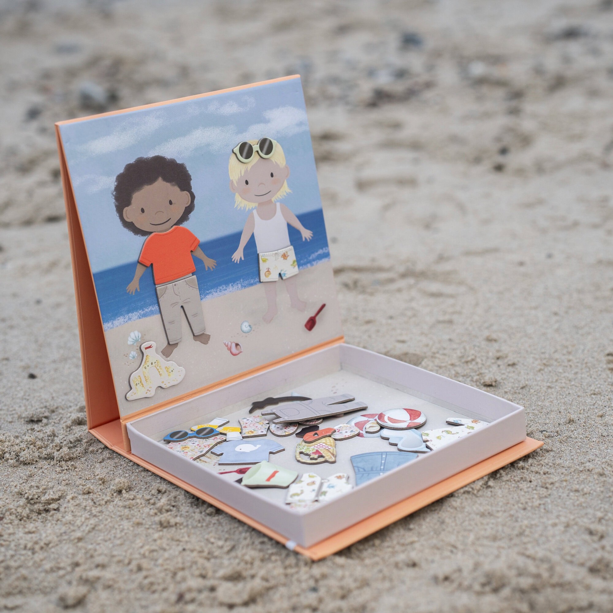 Magnetic game - Dress-up - A day at the beach