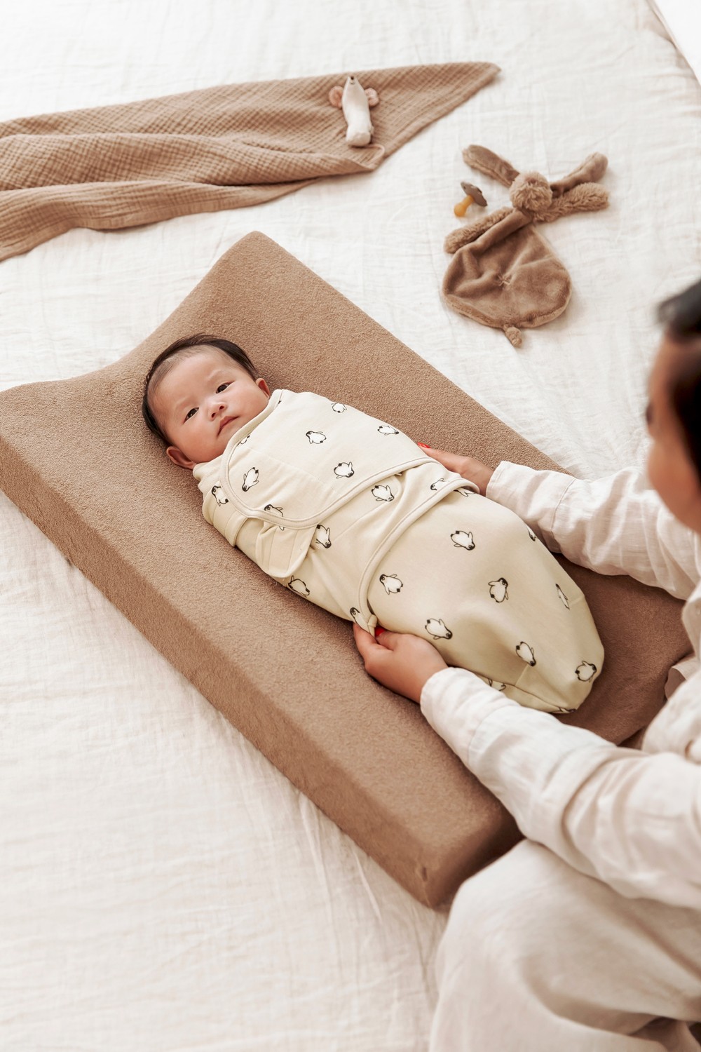 SWADDLE PENGUIN - SOFT SAND - 0-3 MONTHS