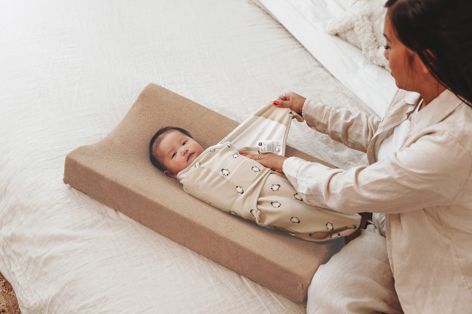 SWADDLE PENGUIN - SOFT SAND - 0-3 MONTHS