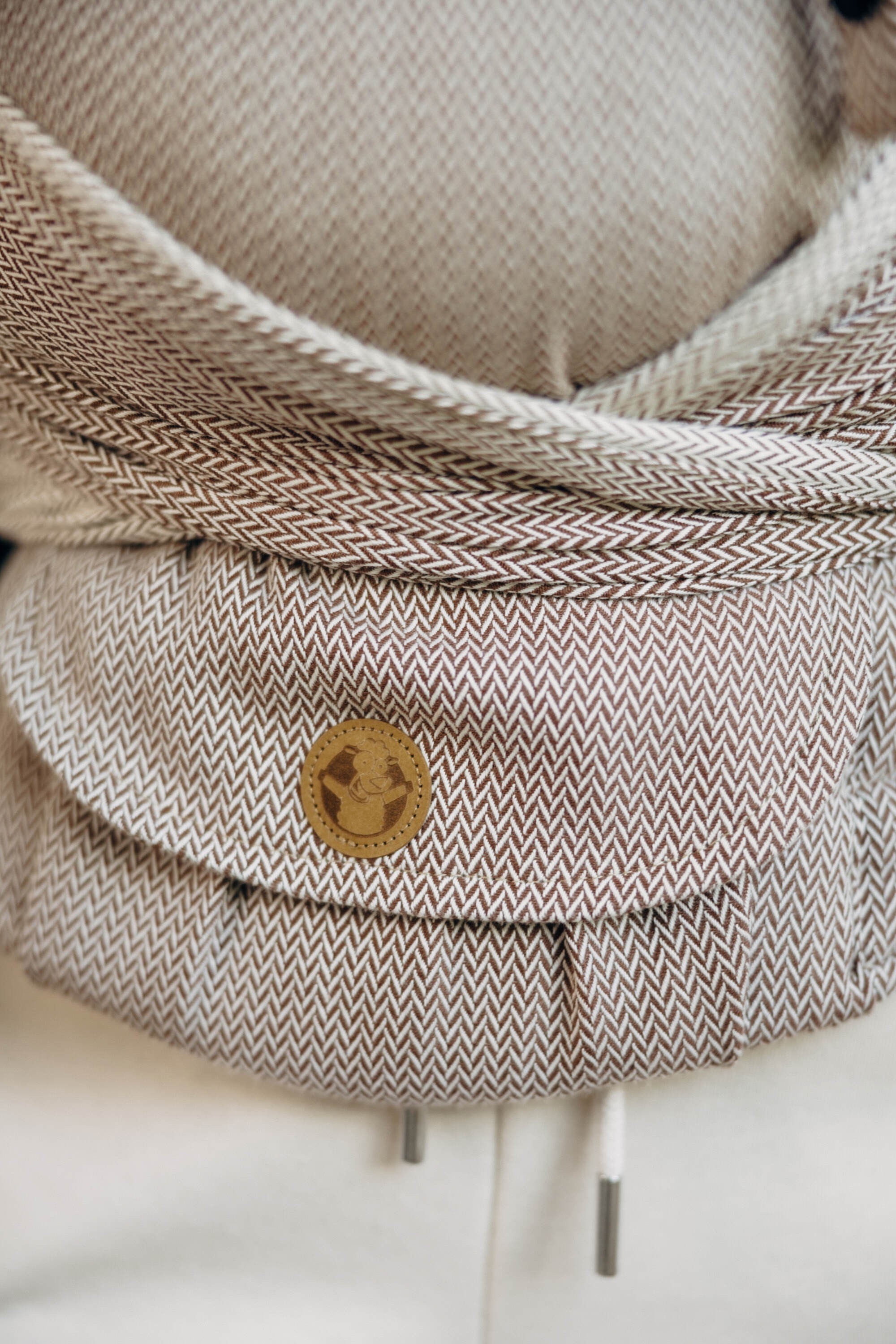 LennyHybrid Carrier, Little Herringbone Almond