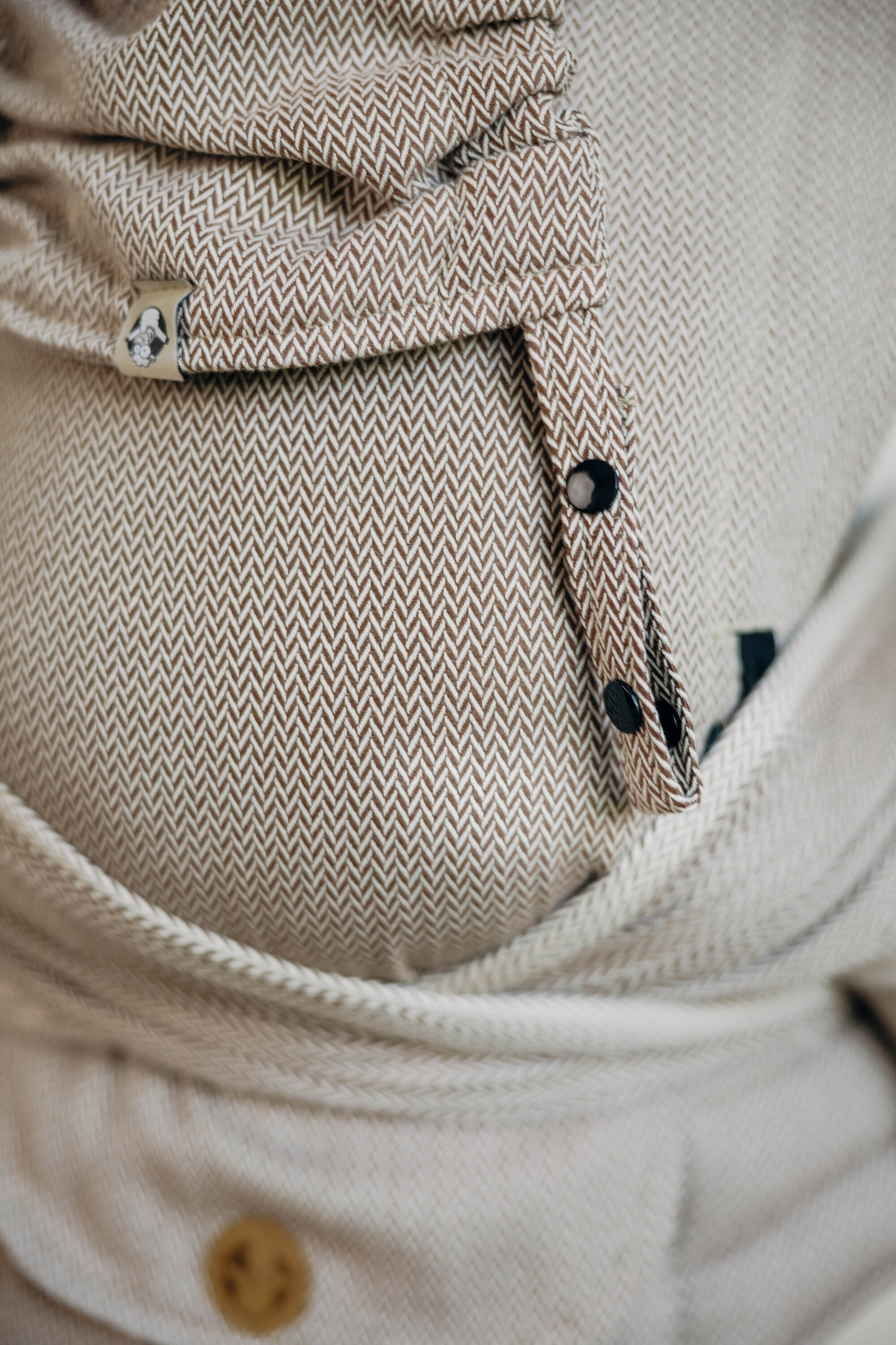 LennyHybrid Carrier, Little Herringbone Almond