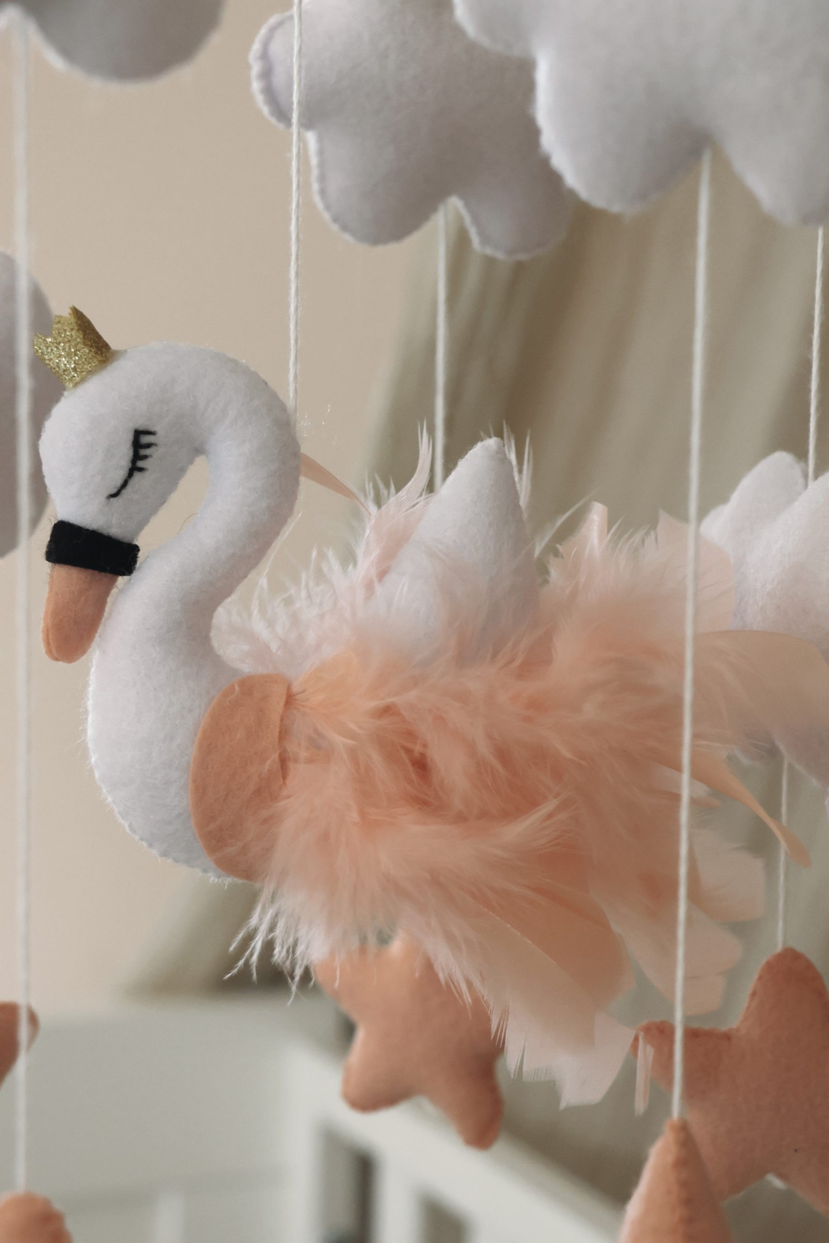 Little Loua voodikarussell Swan