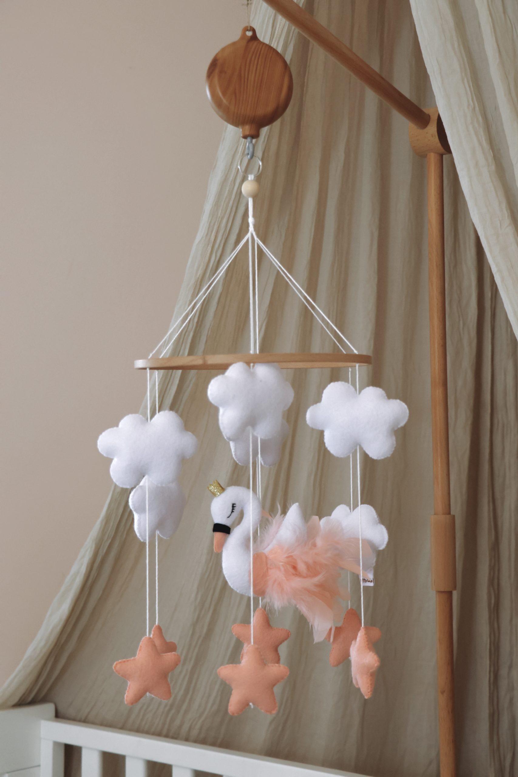 Little Loua voodikarussell Swan