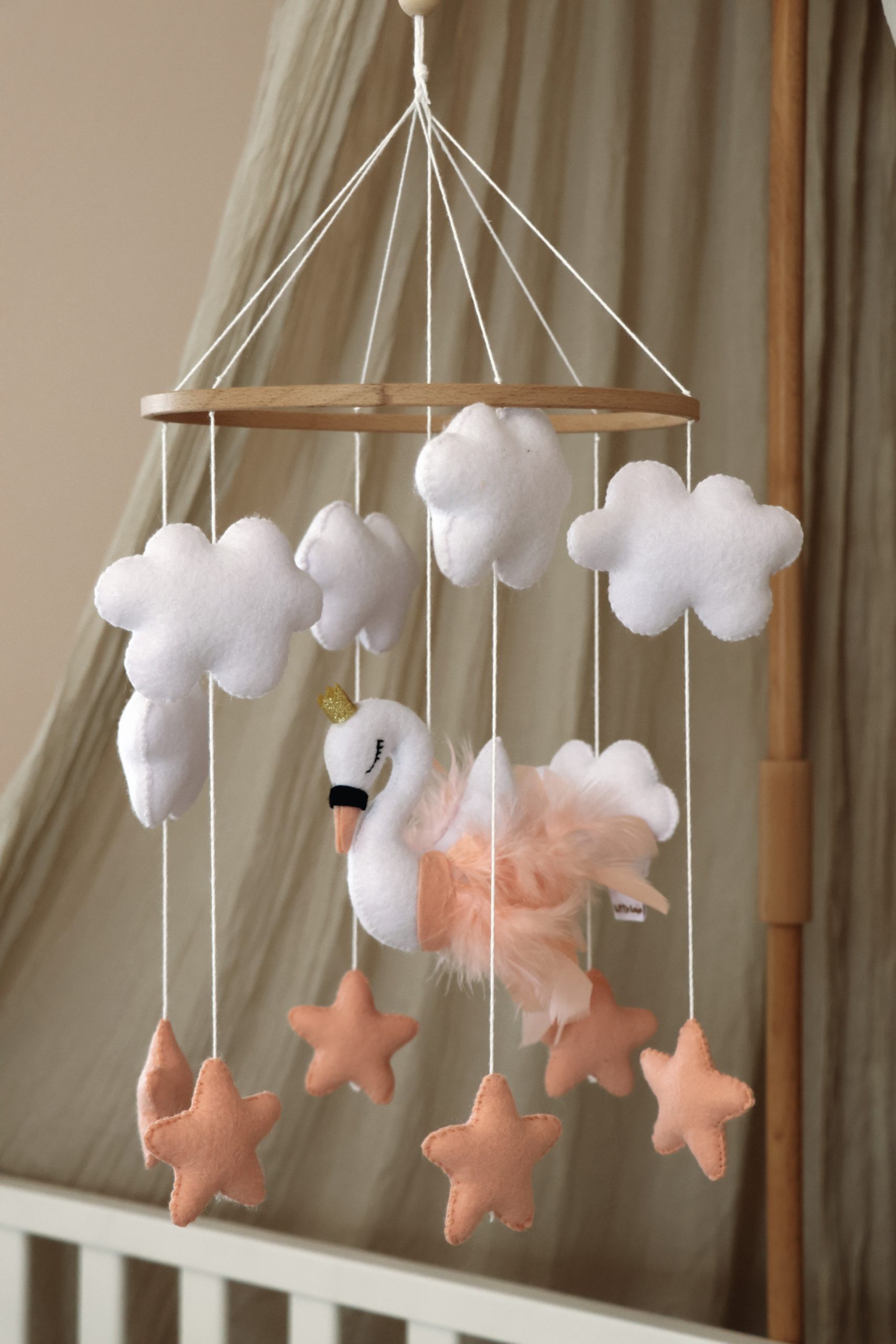 Little Loua voodikarussell Swan