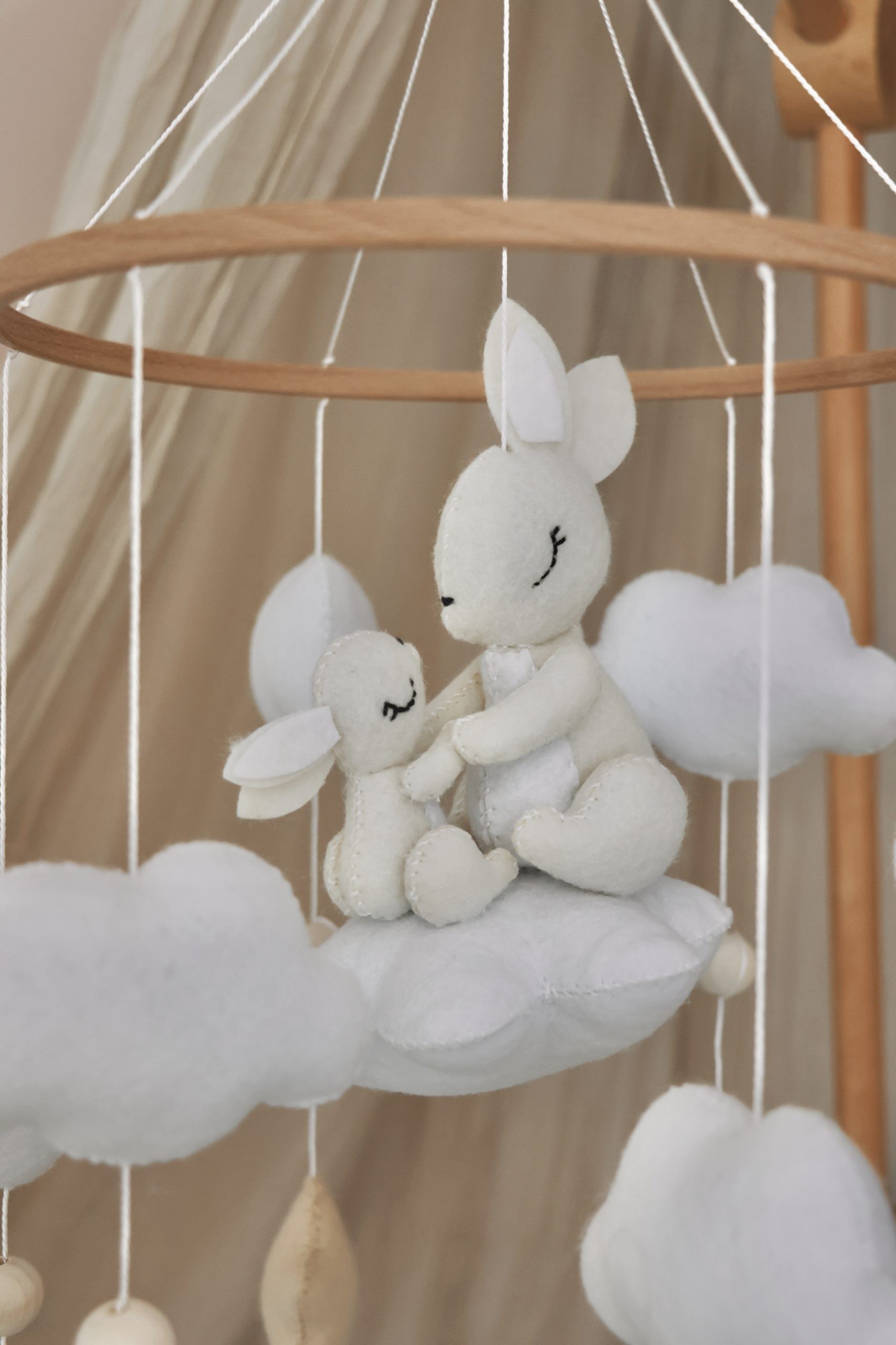 Little Loua voodikarussell Bunny Mom