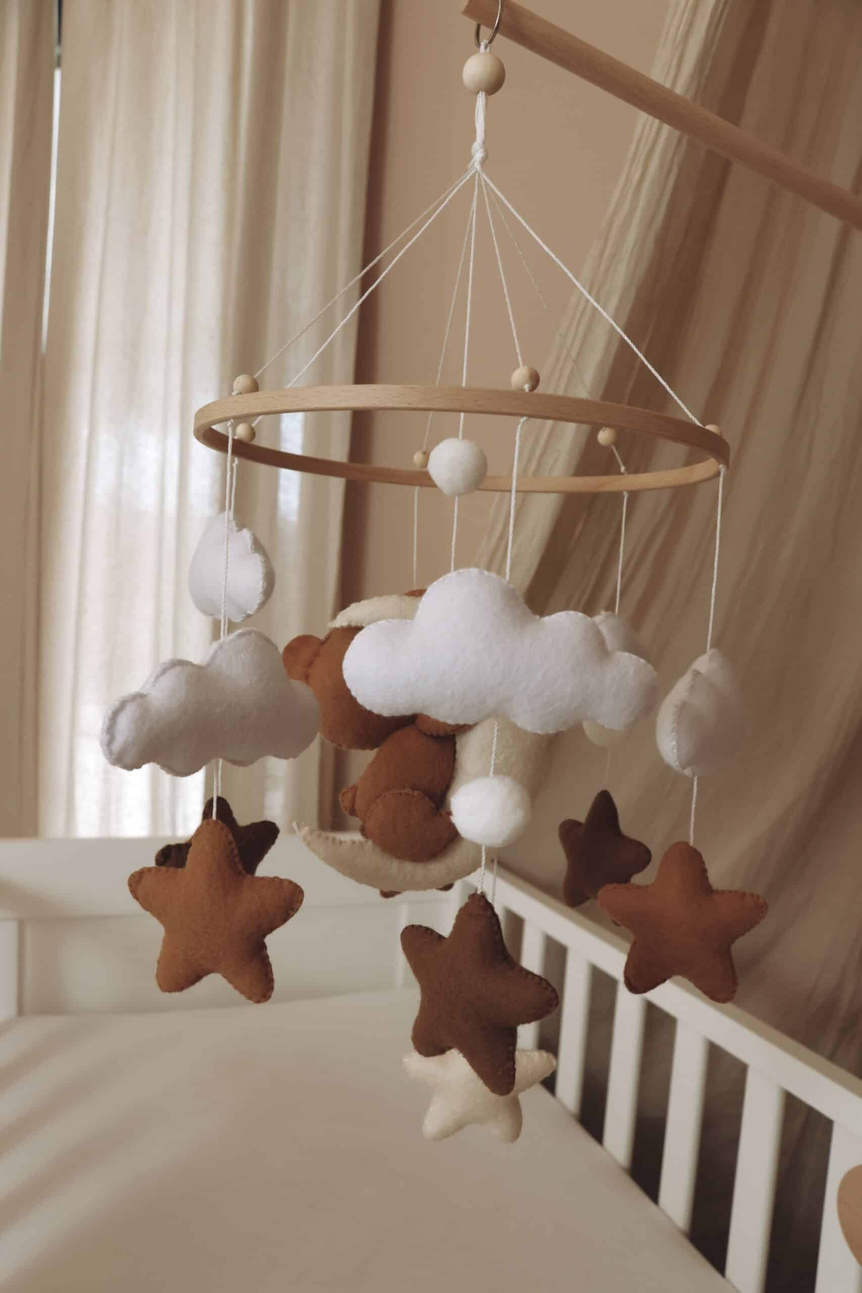 Little Loua voodikarussell Sleeping Teddy